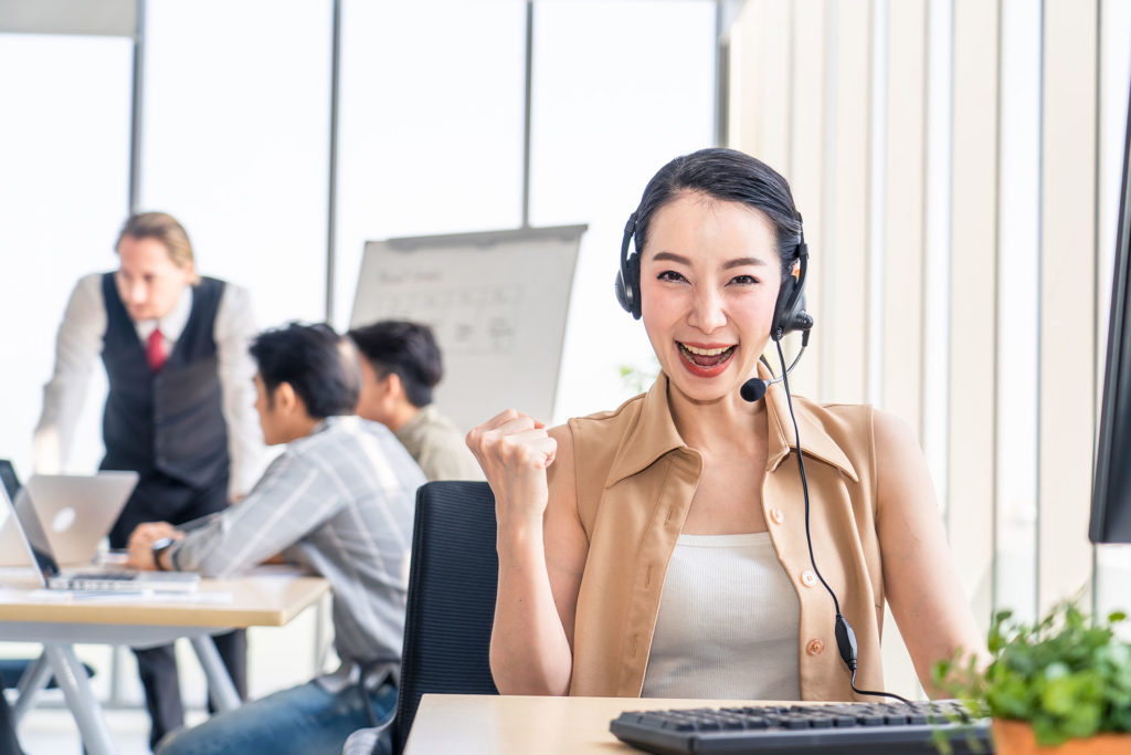 asian-young-beautiful-call-center-work-with-smile